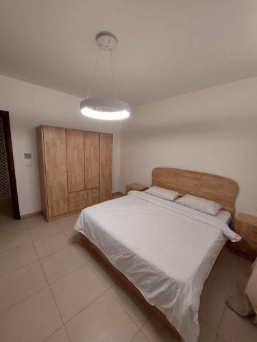 Postel nebo postele na pokoji v ubytování Ground floor apartment by circular pool for families only in Talabay