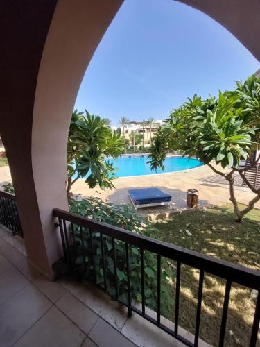 Ground floor apartment by circular pool in Talabay (sweet coffee apartment)