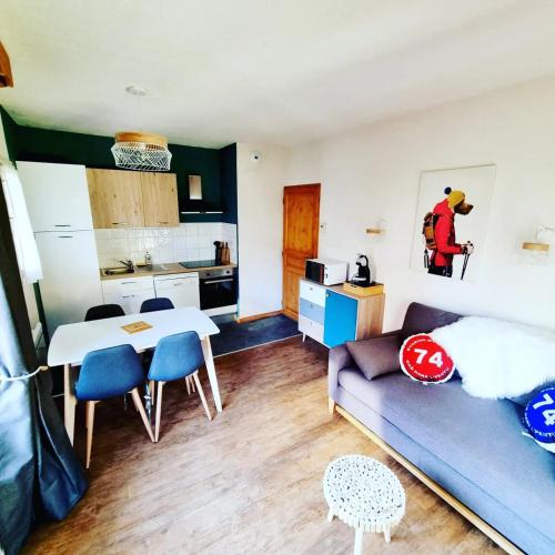 Kuchyňa alebo kuchynka v ubytovaní Appartement avec piscine & jardin pied de la télécabine