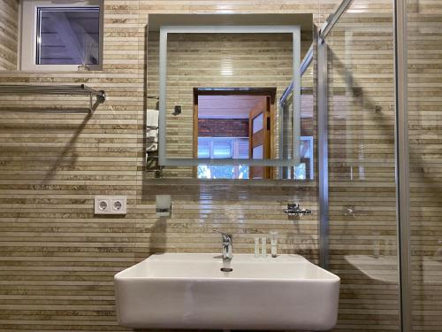 Парк-готель Щастя في سكيدنيستا: حمام مع حوض ومرآة