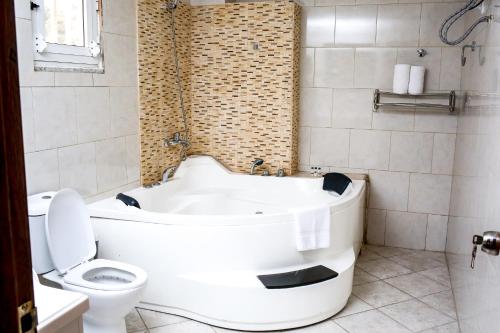  Brisotel - Beira Mar -  Chambre  photo :   Tea/Coffee maker    Minibar    Bath                           