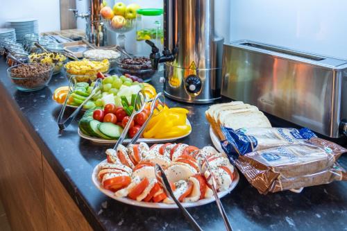 ein Buffet mit Speisen auf der Theke in der Unterkunft Hotel Museum in Prag