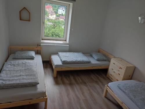 Zimmer mit 2 Betten und einem Fenster in der Unterkunft Dům Luční in Smržovka