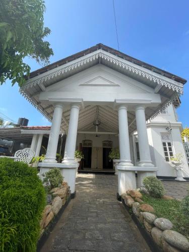 La fachada o entrada de Beverly Villa