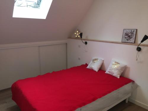 Rúm í herbergi á Chalet du parc AX