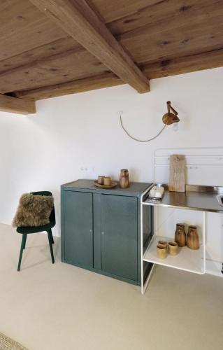 a dining room with a table and a chair at HERZIGE WOHNUNG IN ALTEM GEMÄUER in Linz