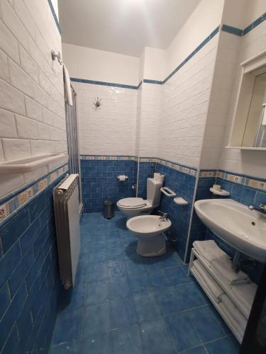 a blue and white bathroom with two toilets and a sink at Le Casette d'Abruzzo in Ateleta