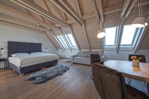 Schlafzimmer mit einem Bett, einem Tisch und Stühlen in der Unterkunft Usedlost U lípy Blatiny in Sněžné