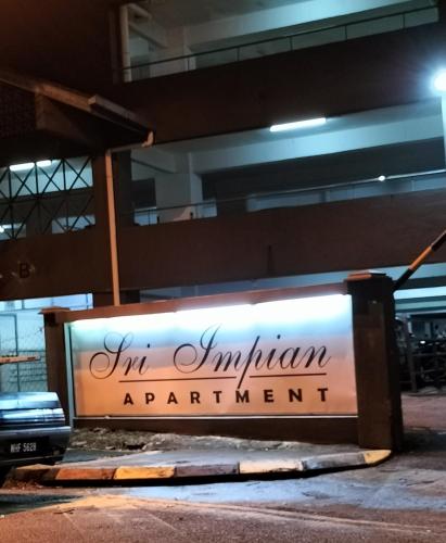 um sinal para um edifício de apartamentos à noite em Yuyu homestay em Johor Bahru