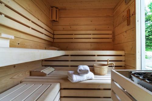 eine Sauna mit einem Handtuch auf einer Bank in der Unterkunft Usedlost U lípy Blatiny in Sněžné