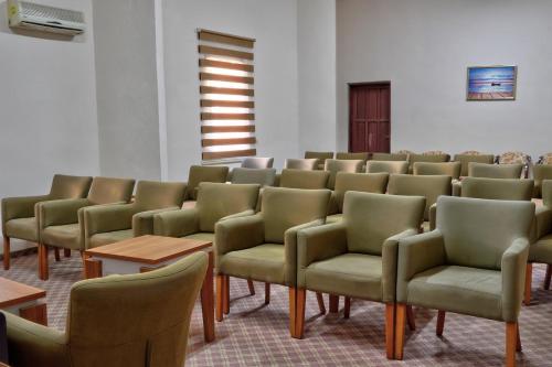 een rij stoelen en tafels in een wachtkamer bij Blue Fish Hotel in Konaklı