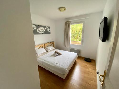 un dormitorio con una cama con un animal de peluche en 3 pièces la Foux d Allos vue montagne et station en La Foux