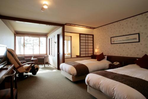 A bed or beds in a room at Shikotsuko Onsen Lake Side Villa SUIMEIKAKU-Adult Only