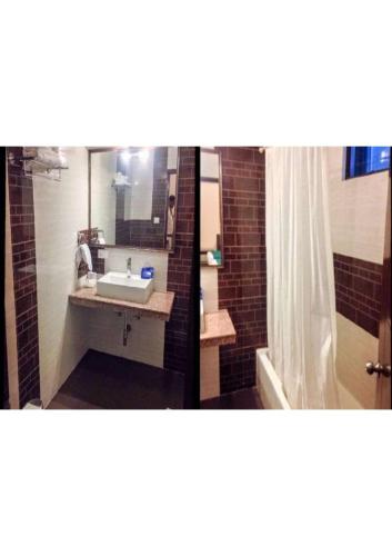 uma casa de banho com um lavatório e um espelho em Shining star em Bodh Gaya