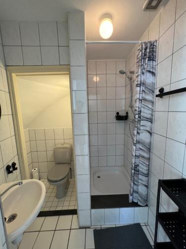 e bagno con servizi igienici, vasca e lavandino. di 't Zwanennest Egmond aan Zee a Egmond aan Zee