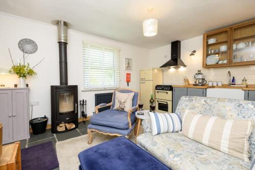 Χώρος καθιστικού στο Bijou Coastal Apartment in Polperro With Hot Tub, Onsite Parking 5 min Downhill Walk To Village