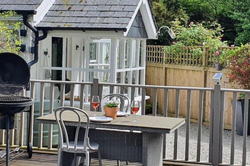 Ποτά στο Bijou Coastal Apartment in Polperro With Hot Tub, Onsite Parking 5 min Downhill Walk To Village