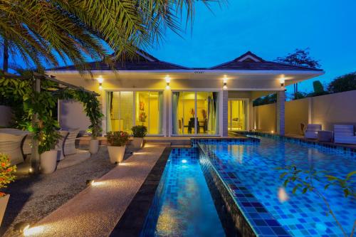 Kolam renang di atau dekat dengan 3 Bedroom Platinum Pool Villa Smooth as Silk