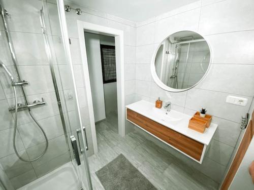 W łazience znajduje się prysznic, umywalka i lustro. w obiekcie Apartamento HARMONY en el centro de Fuengirola w mieście Fuengirola