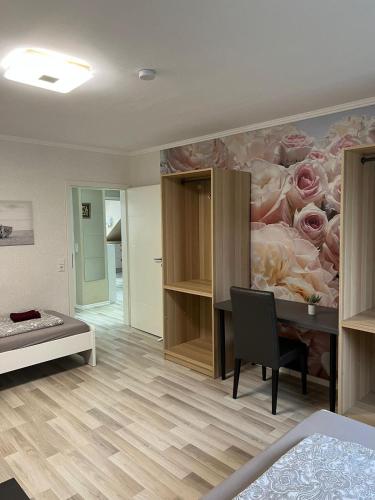 1 dormitorio con una pintura de rosas en la pared en Zentral gelegenes Apartment in Mönchengladbach mit W-Lan, en Mönchengladbach