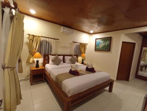 Ένα ή περισσότερα κρεβάτια σε δωμάτιο στο Kusnadi Hotel