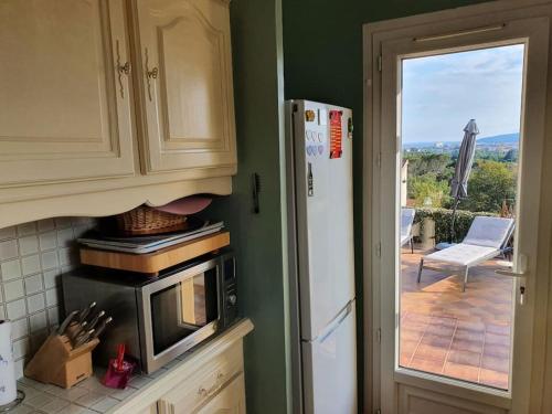 Il comprend une cuisine équipée d'un four micro-ondes. dans l'établissement Belle villa avec vue imprenable., à Fréjus