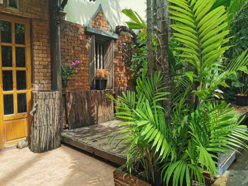 un porche de una casa con plantas y una puerta en Sri Ayuttaya Guesthouse, en Bangkok