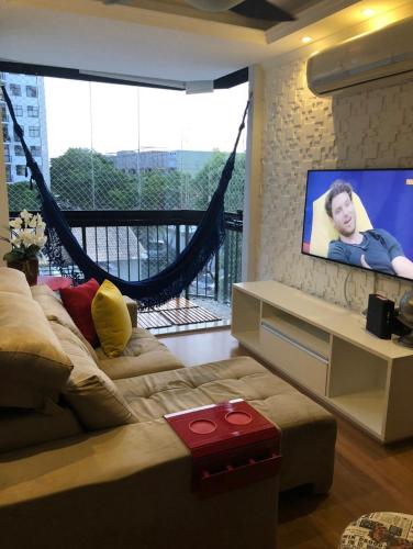 sala de estar con sofá y TV de pantalla plana en Casa Mag :) en Río de Janeiro