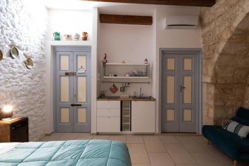 1 dormitorio con 1 cama y cocina. en B&B La Torretta, en Bitritto