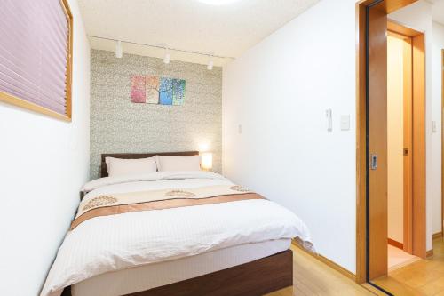 a bedroom with a large bed in a room at Luxury Guest House in Tokyo Shinjuku in Tokyo