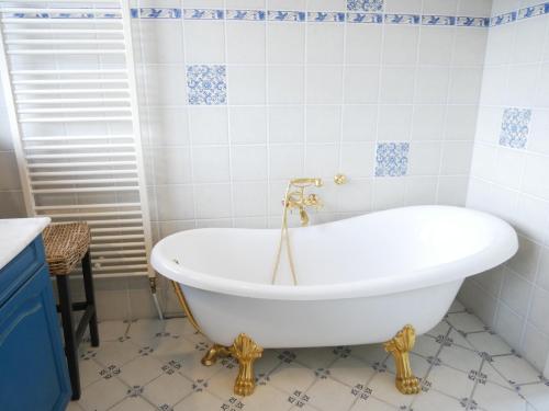 a bath tub in a bathroom with blue and white tiles at Buitenplaats 5-p in Callantsoog