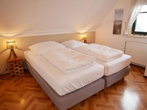 Een bed of bedden in een kamer bij Bungalowpark “De Buitenplaats” Callantsoog