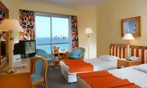 Postel nebo postele na pokoji v ubytování Resta Port Said Hotel