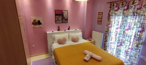 sypialnia z łóżkiem z dwoma pluszakami w obiekcie Kelly's Luxury Suite in Thessaloniki's Center w Salonikach