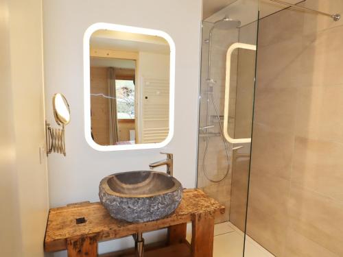 een badkamer met een wastafel en een spiegel bij Chalet Samoëns, 5 pièces, 8 personnes - FR-1-624-118 in Samoëns