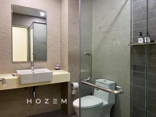 bagno con servizi igienici, lavandino e specchio di Comfort Pool View Studio 5PX Near Mid Valley a Kuala Lumpur