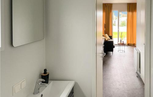 Koupelna v ubytování 2 Bedroom Pet Friendly Home In Scherpenisse