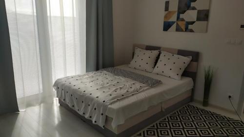 een slaapkamer met een bed met kussens erop bij Apartman TILL in Galanta