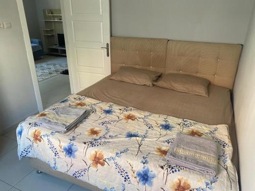 Een bed of bedden in een kamer bij NAPOLİ REZiDANCE