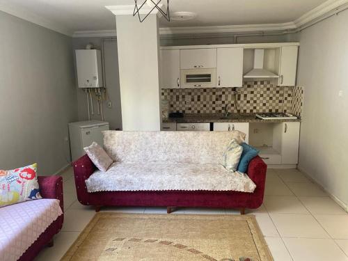een woonkamer met een bank en een keuken bij NAPOLİ REZiDANCE in Kahramanmaras