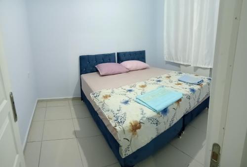 una camera con un letto con due cuscini sopra di NAPOLİ REZiDANCE a Kahramanmaraş