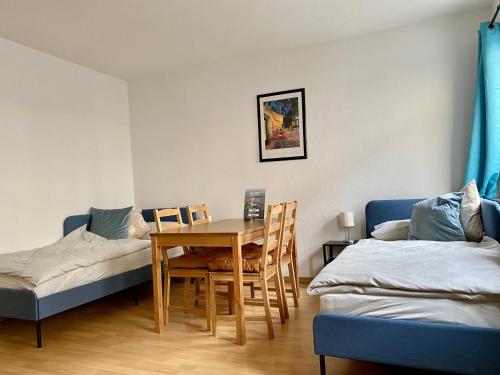 comedor con mesa y cama en Ruhige Innenstadtlage mit Terrasse und Netflix, en Kassel