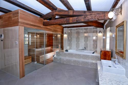 W łazience znajduje się wanna, prysznic i umywalka. w obiekcie Villa Carolus-Luxurious Istrian Villa w mieście Barat
