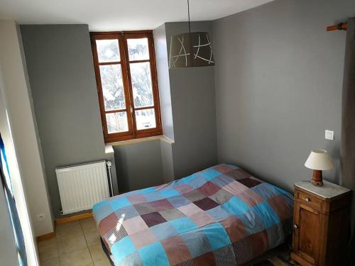 une petite chambre avec un lit et une fenêtre dans l'établissement Appartement T4 cosy et familial en bord de pistes, à Puy-Saint-Pierre