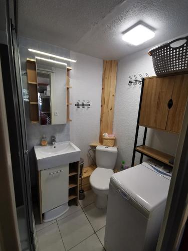 une petite salle de bain avec toilettes et lavabo dans l'établissement Maison de vacances climatisée, à Saint Pierre La Mer
