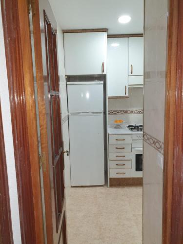 a kitchen with white cabinets and a refrigerator at Hermosa Habitación A individual. Getafe centro.Cerca del metro y Renfe in Getafe