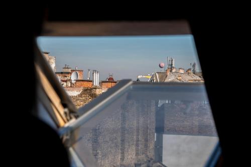 una vista de una ciudad desde una ventana en Das Nest Budapest, en Budapest