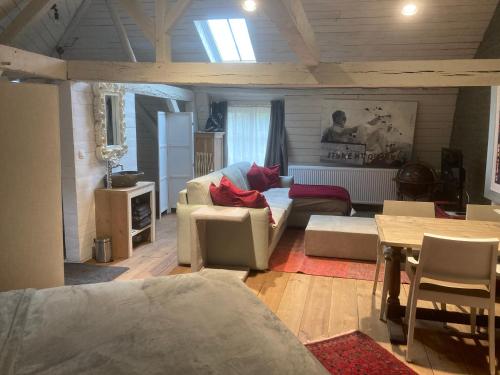ein Wohnzimmer mit einem Sofa und einem Tisch in der Unterkunft Canal Central in Brügge