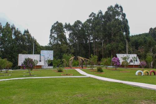 a park with trees and buildings and a path at Chale com Wi-Fi e muito lazer em Bom Retiro SC in Bom Retiro