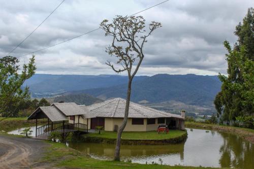 a house in the middle of a river at Chale com Wi-Fi e muito lazer em Bom Retiro SC in Bom Retiro